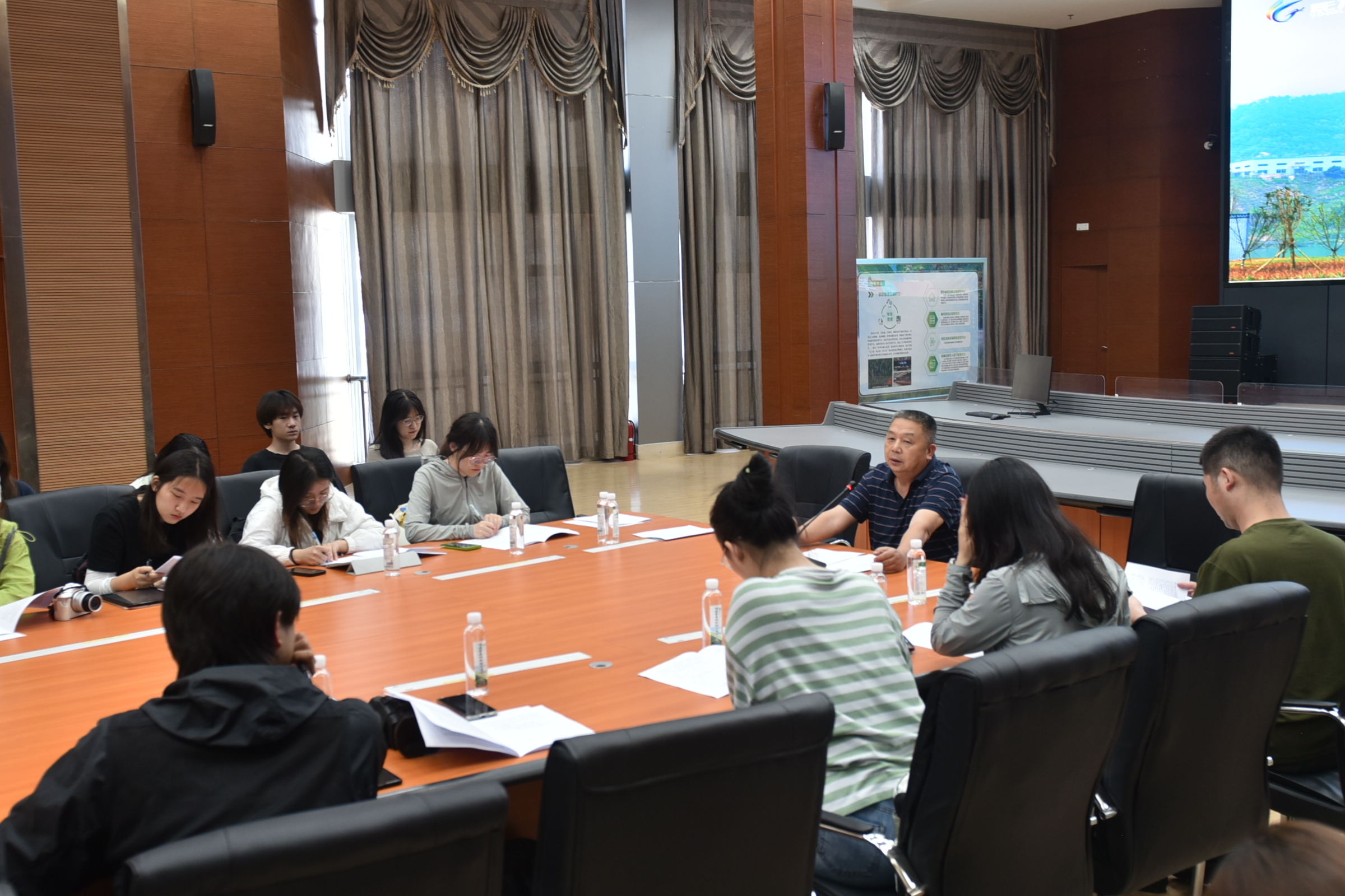 校企聯(lián)袂繪藍圖，北林學子訪金森